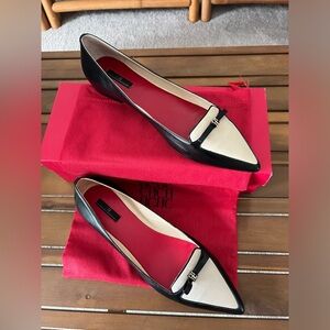 Carolina Herrera Pointed-Toe Black and Tan Ballet Flats. Bow and gold hardware.